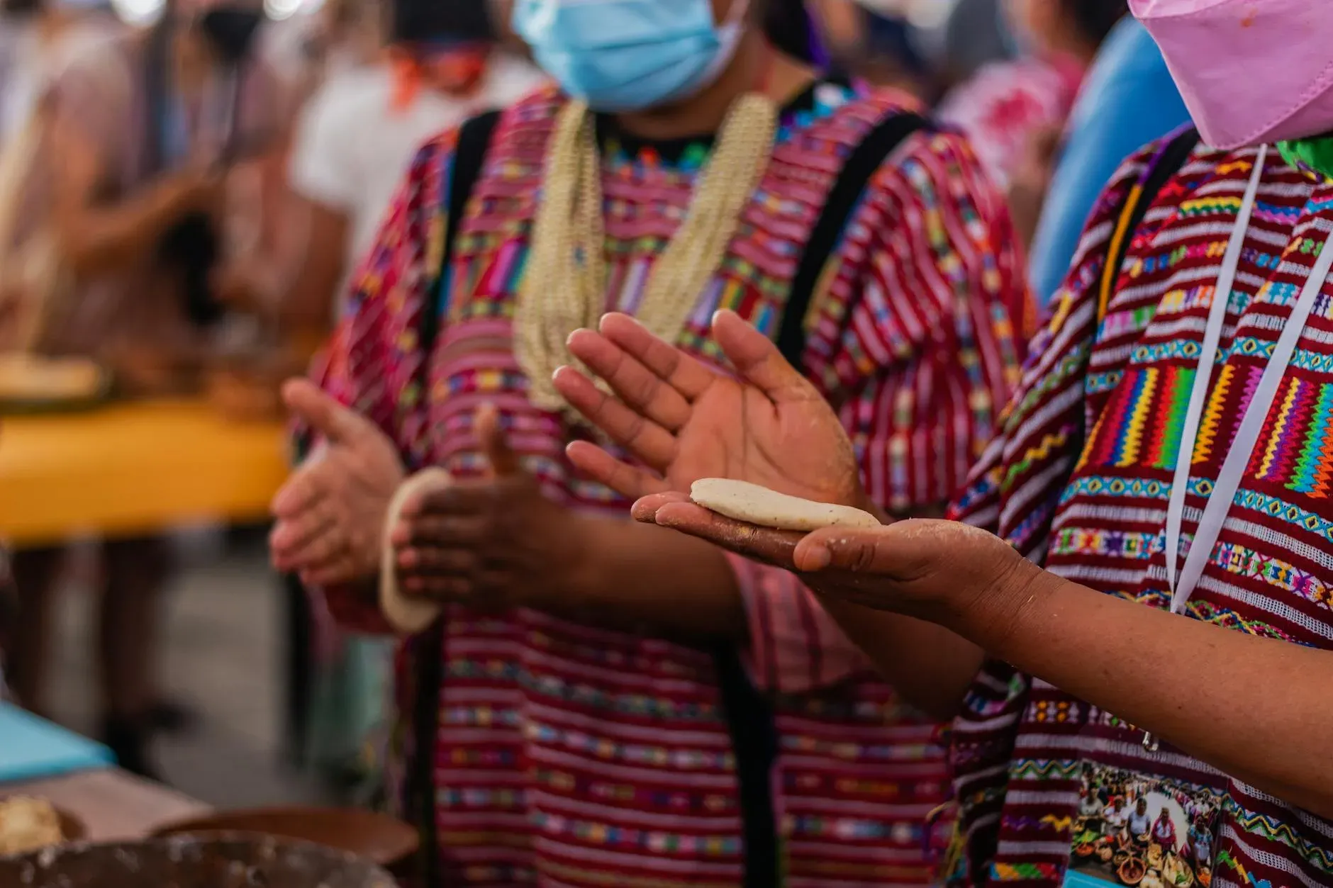 Personas indígenas sosteniendo tortillas ceremoniales
