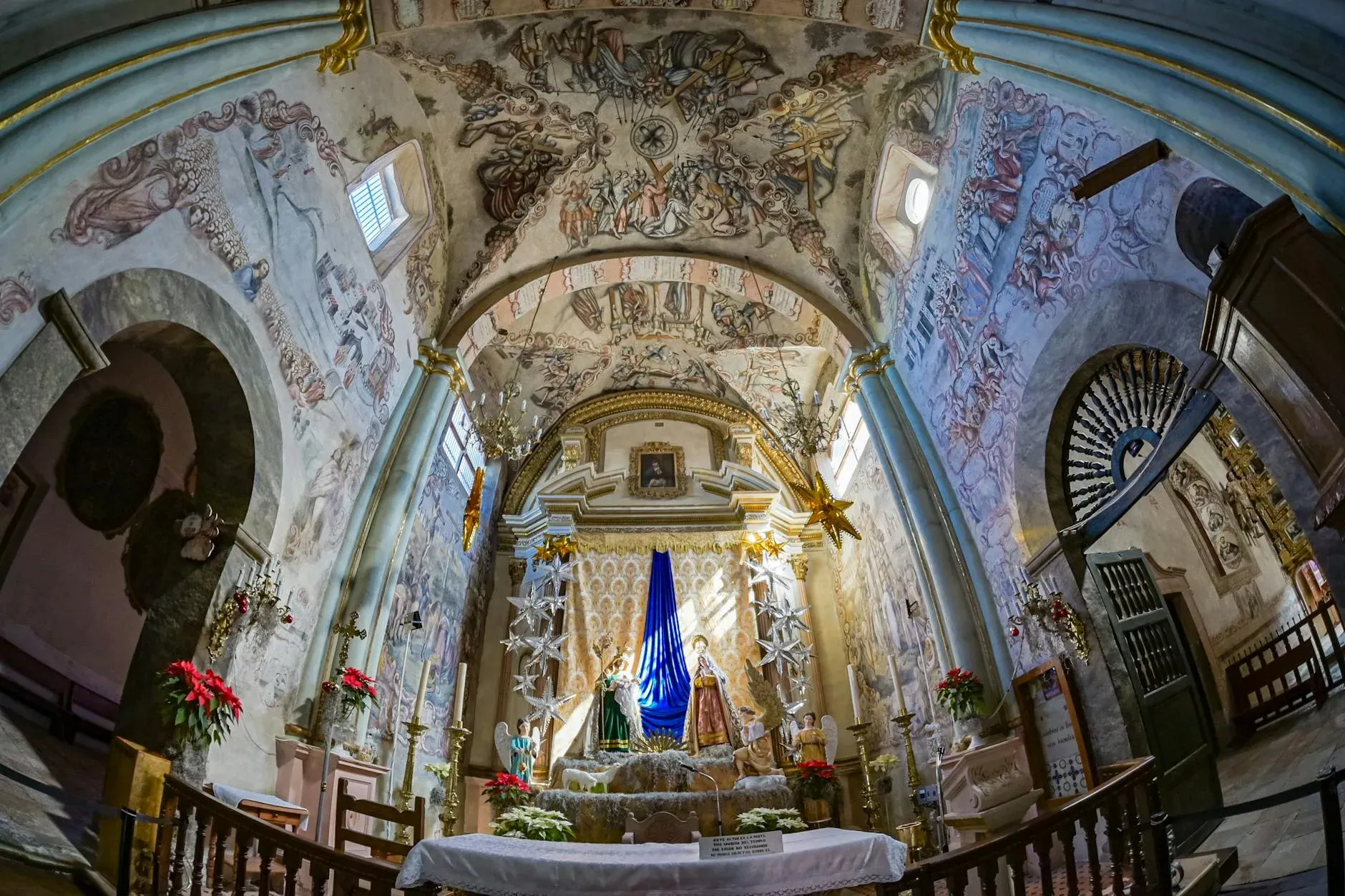 Interior de iglesia barroca con murales en bóveda