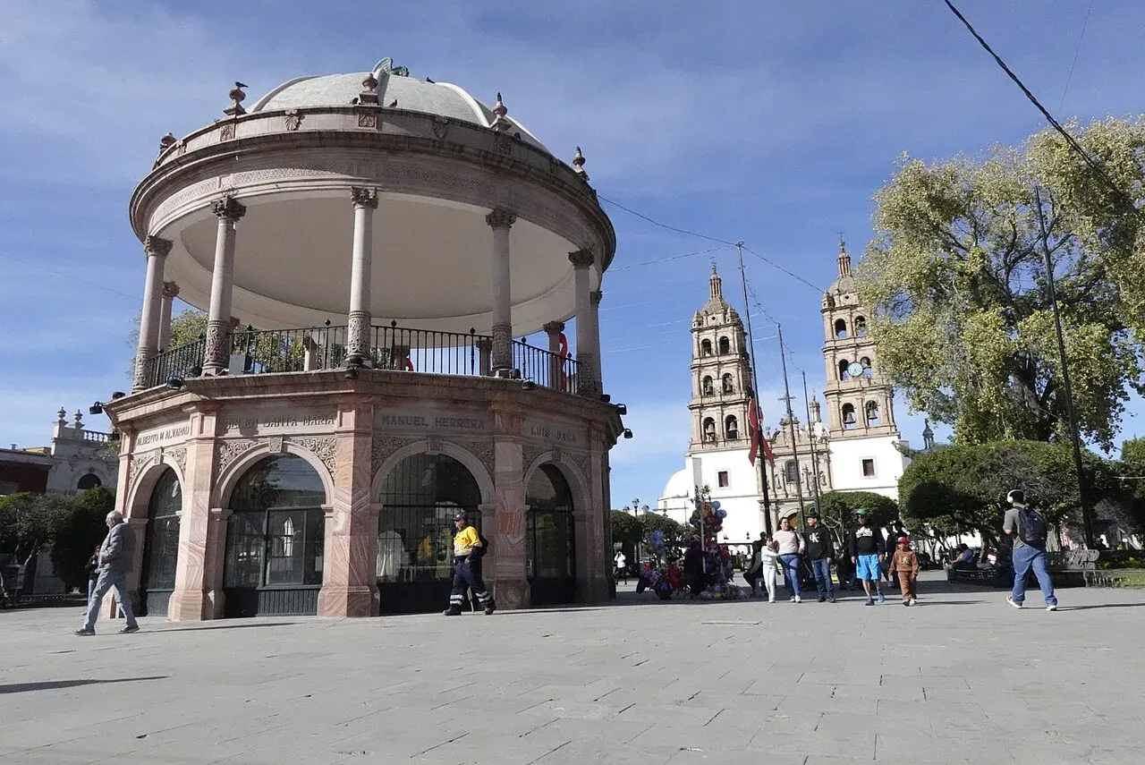 Vista aerea de plaza con fuente en el centro historico de Durango