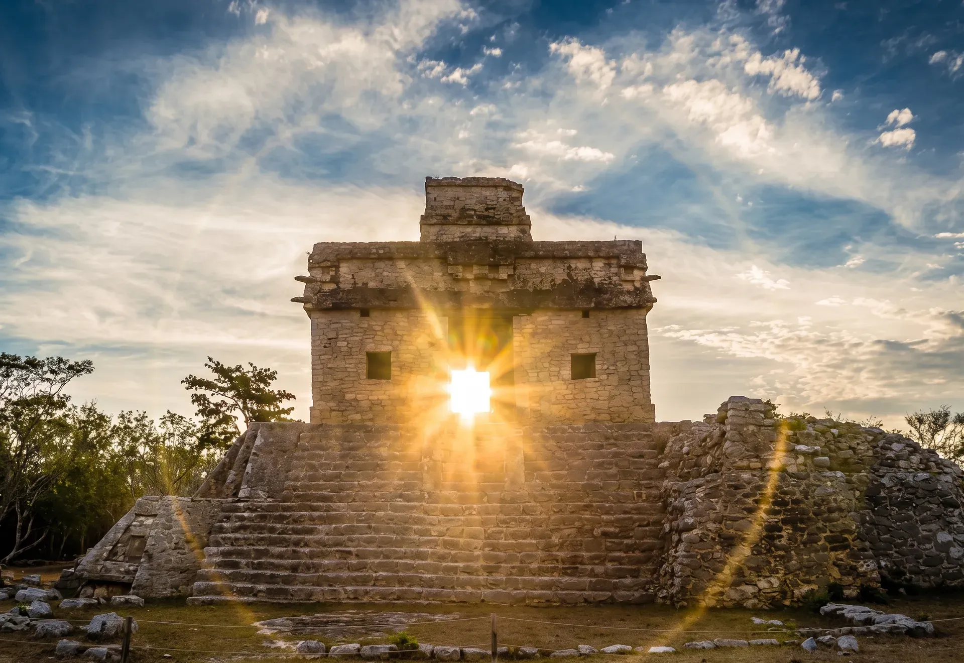 Templo de las Siete Muñecas en Dzibilchaltún