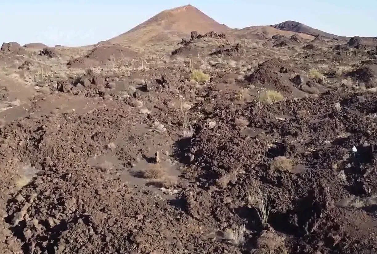 Conos de ceniza y basalto negro del campo volcánico de El Pinacate que simuló la superficie lunar