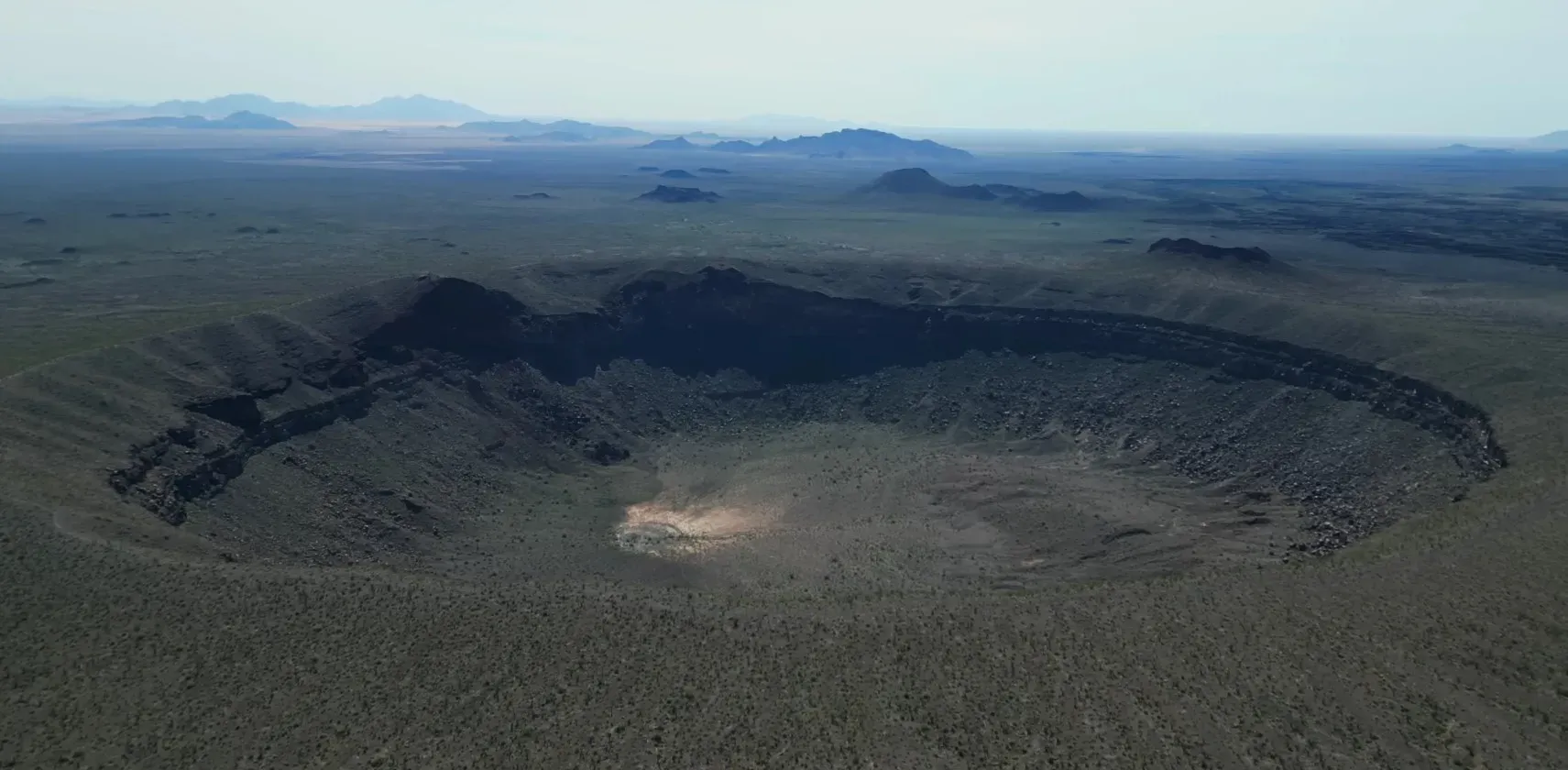 Cráter volcánico El Elegante visto desde el borde con el Gran Desierto de Altar al fondo en Sonora