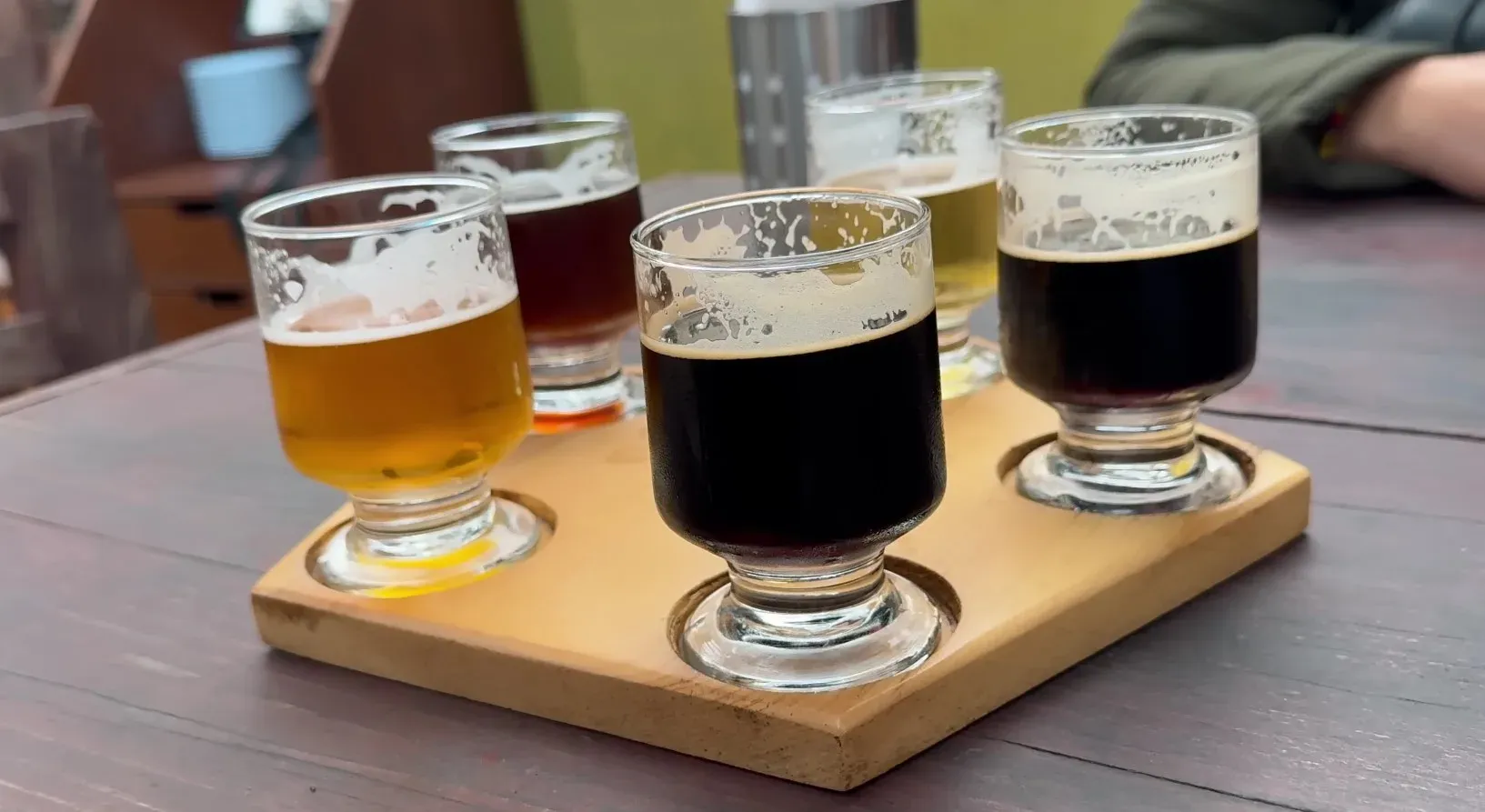 Botellas de cerveza artesanal con etiquetas características