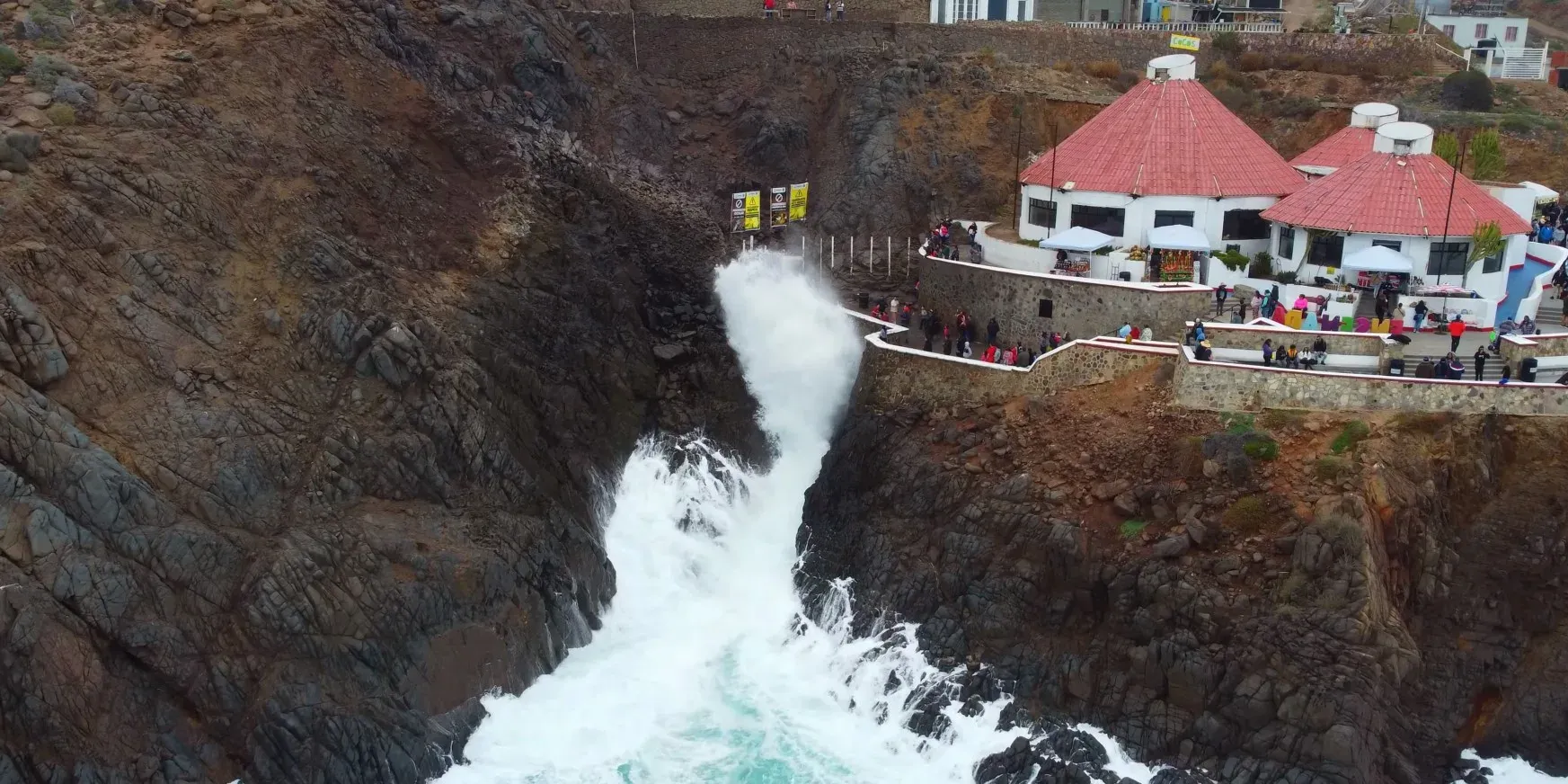 Costa rocosa de Ensenada con banco de niebla marino