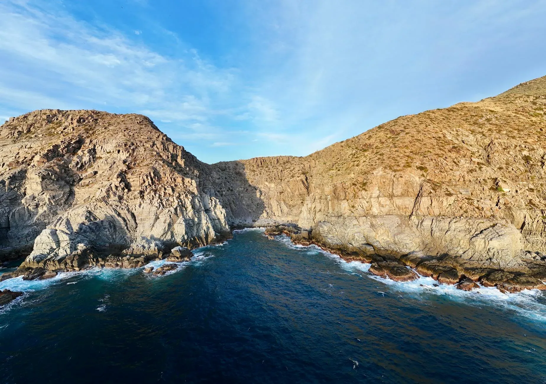 Acantilados costeros de la Bahía de Todos los Santos
