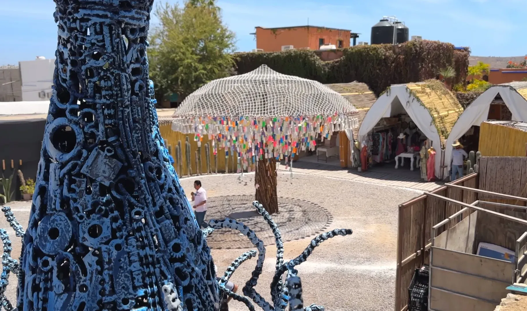 Instalación artística con esculturas de metal reciclado en Todos Santos