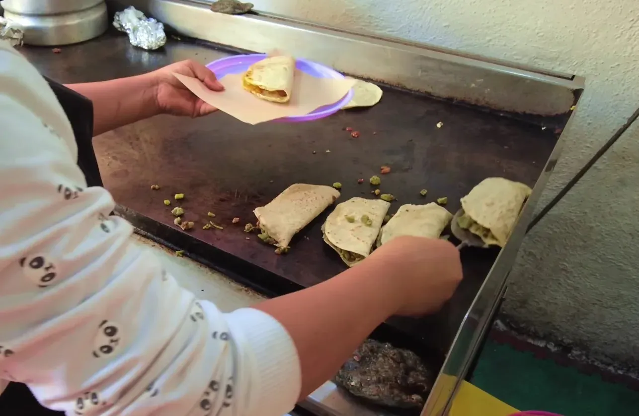 Gorditas de maíz haciéndose en comal en Bernal