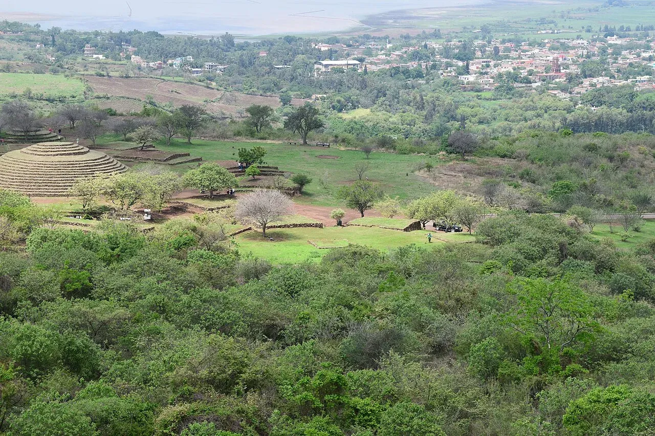 Pirámides circulares escalonadas de Guachimontones vistas desde arriba con el pueblo al fondo