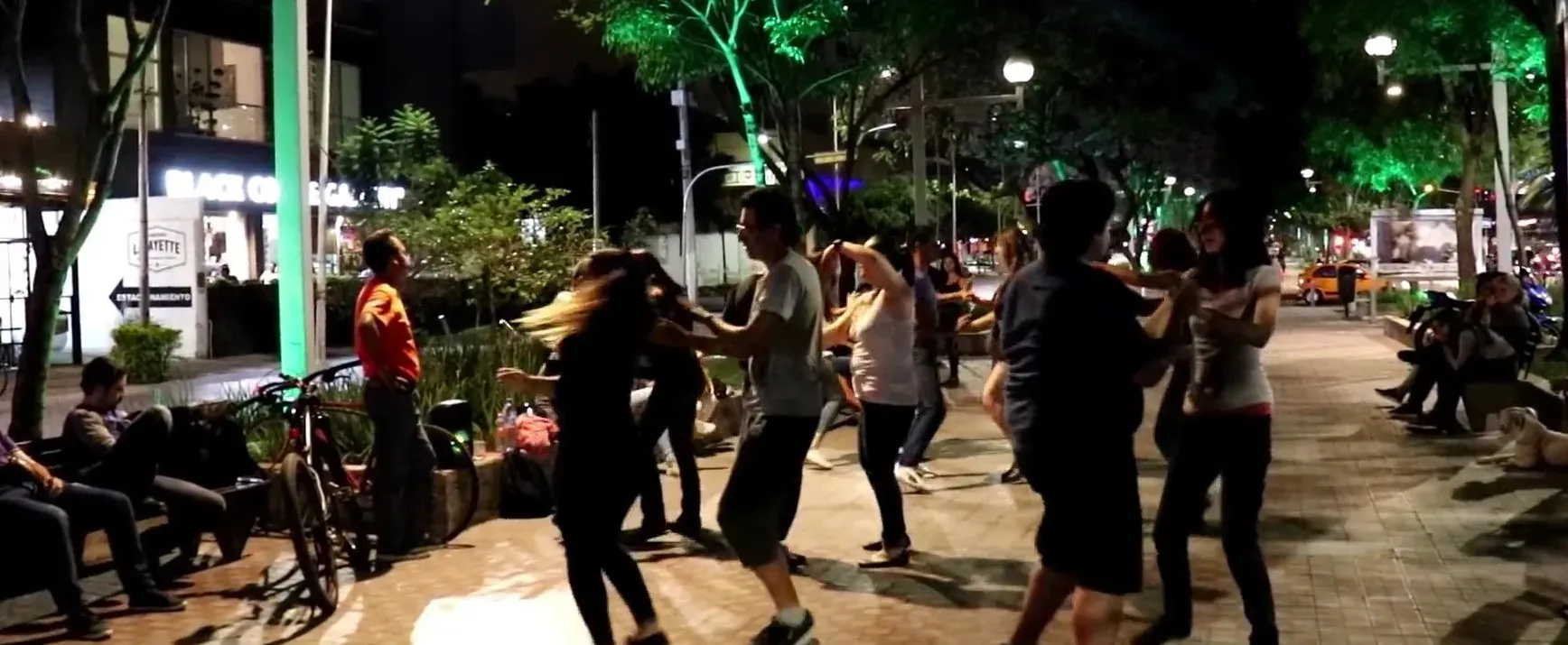 Grupos bailando en la calle en Chapultepec
