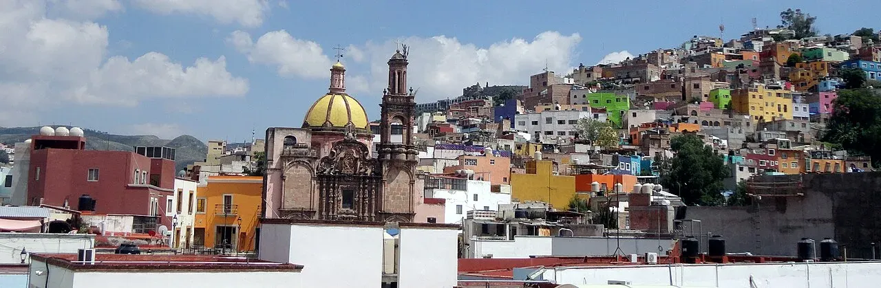 Vista panorámica de las casas multicolores de Guanajuato encajadas en la cañada