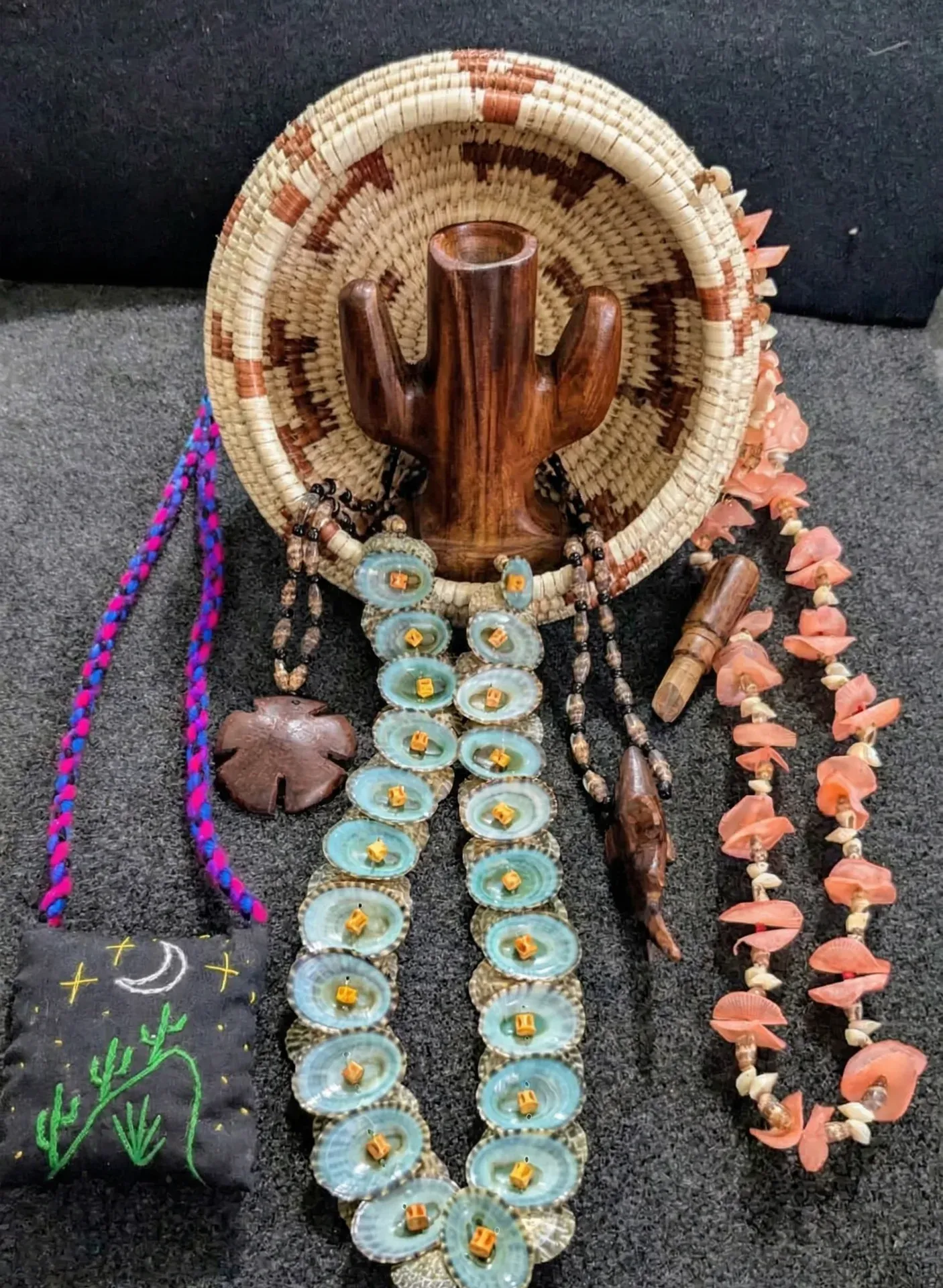 Artesanías Seri de collares de conchas, pulseras y figuras de palo fierro