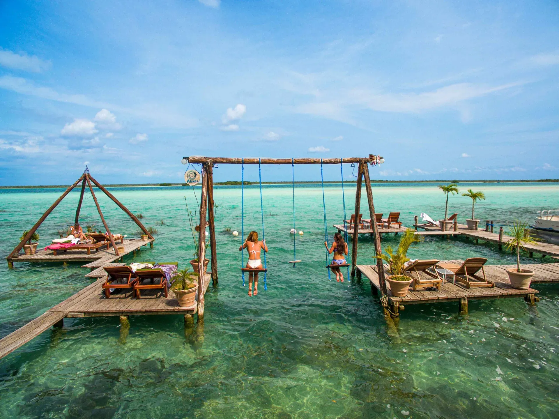 Vista aérea de Isla Holbox con sus calles de arena y mar turquesa