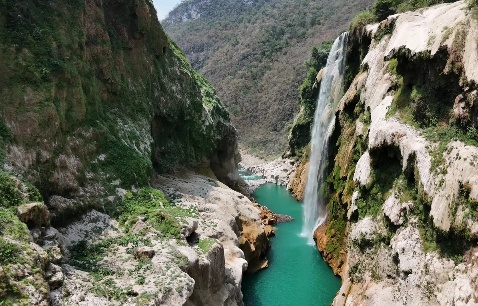 Foto de Agua turquesa entre cañones y selva