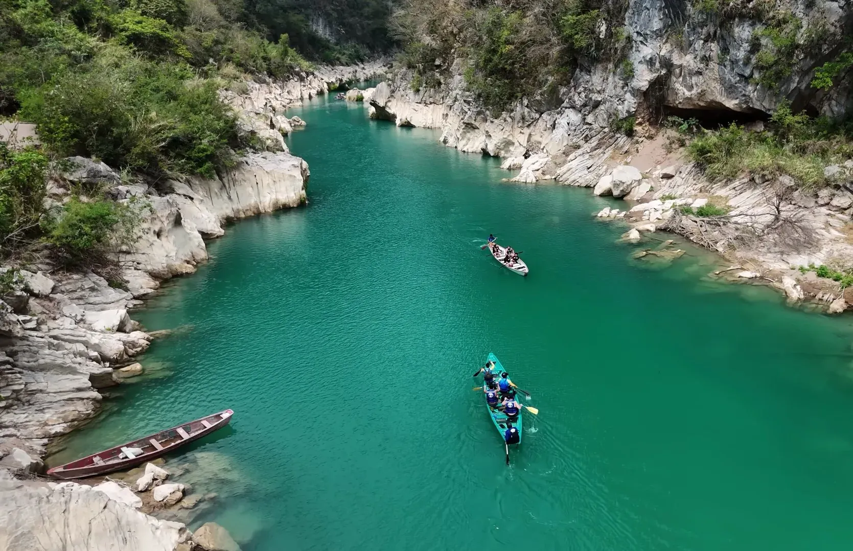 Dos pangas remando hacia la cascada de tamul