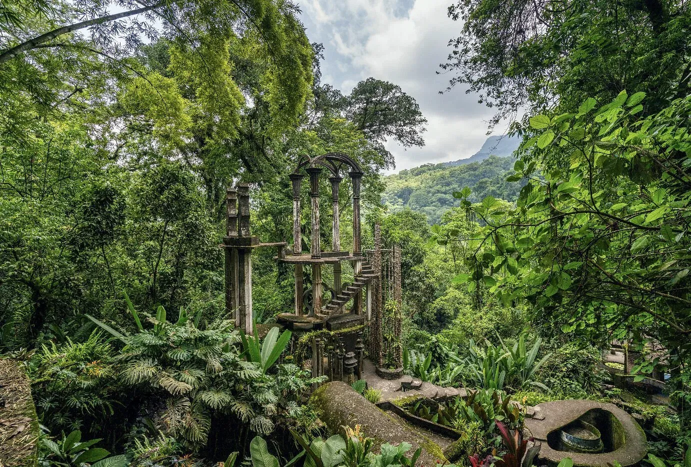 Esculturas surrealistas de concreto de Las Pozas de Edward James entre la selva de Xilitla