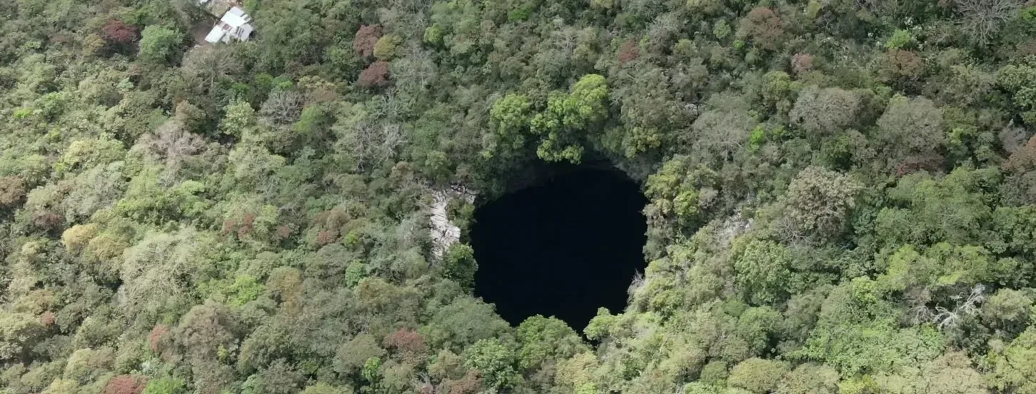 Vista desde el interior del Sótano de las Golondrinas hacia la boca del abismo