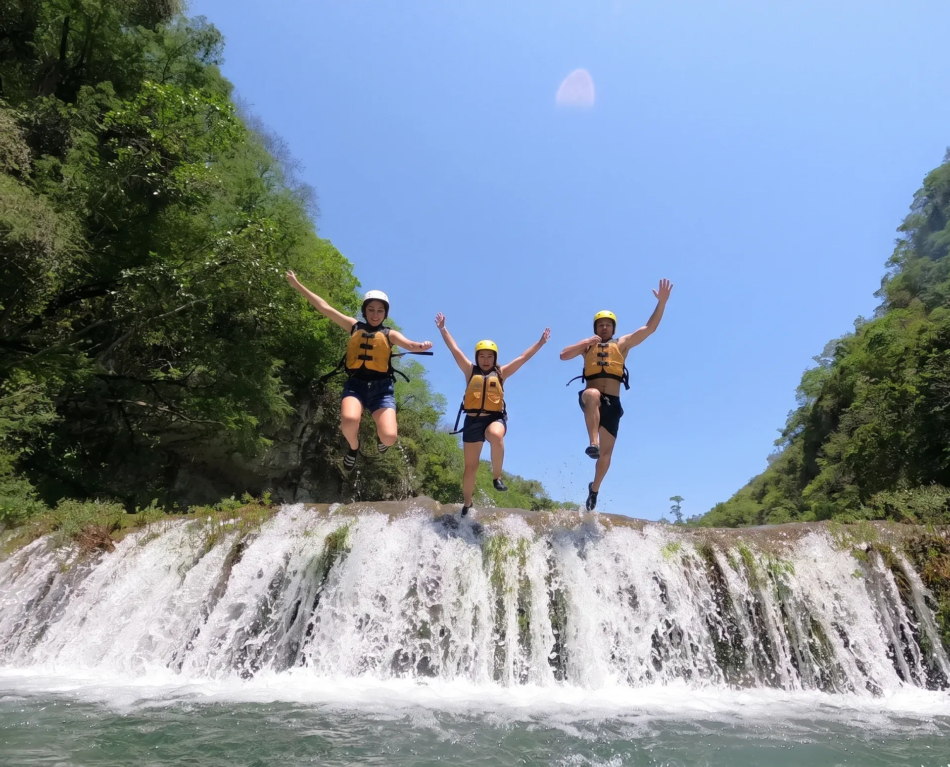 Salto de personas en siete cascadas escalonadas.