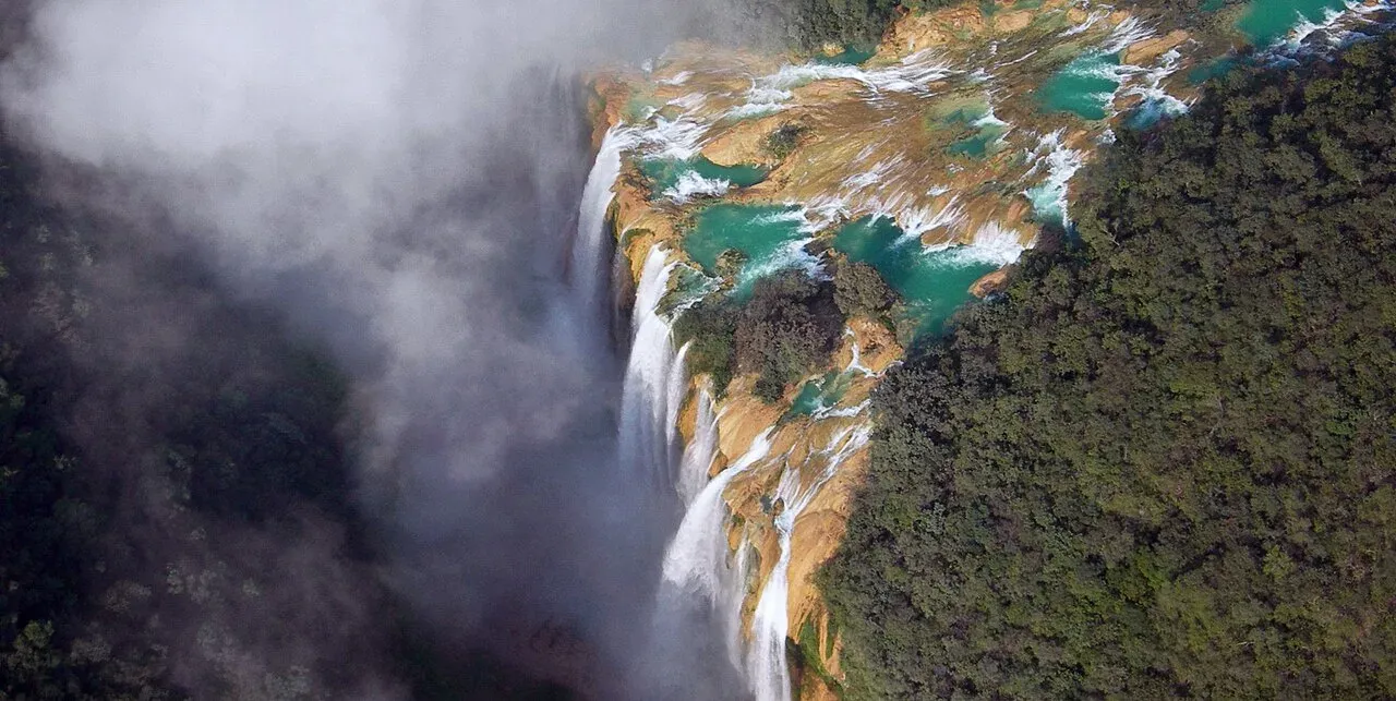 Cascada turquesa de la Huasteca Potosina entre cañones de roca caliza y selva tropical