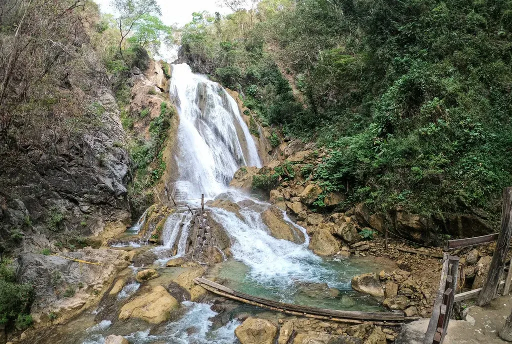 Cascadas Mágicas de Copalitilla, cascada turquesa entre vegetación tropical
