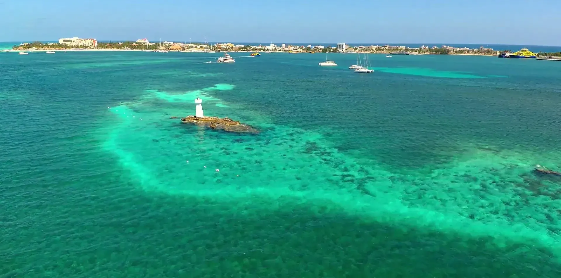 Snorkeladores en arrecife desde embarcadero costero