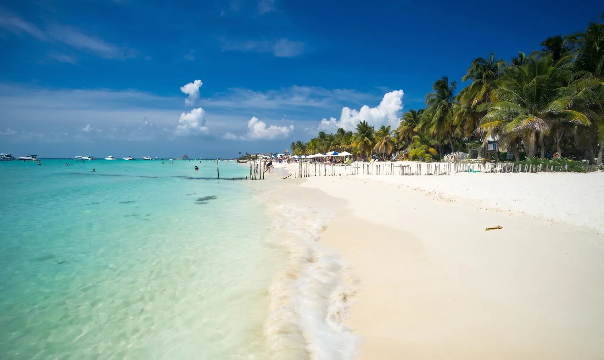 Playa Norte de Isla Mujeres con aguas turquesa poco profundas