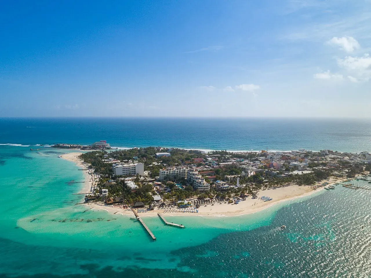 Vista panorámica de Isla Mujeres con aguas turquesa
