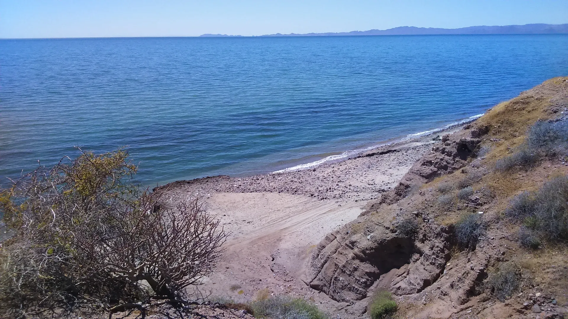 Costa desértica de Isla Tiburón con el Mar de Cortés azul profundo vista desde Bahía de Kino