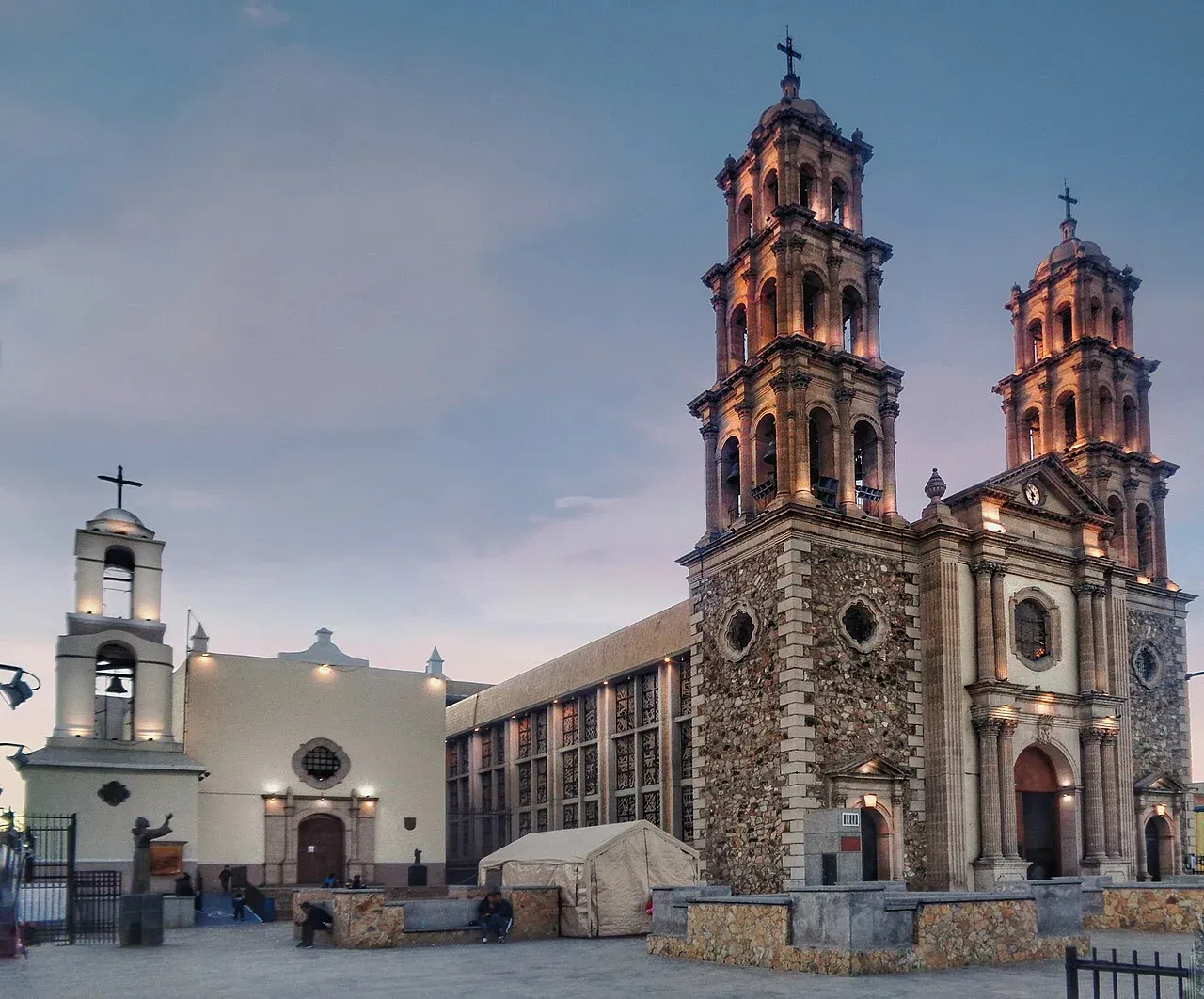 Catedral Misión de Guadalupe iluminada al atardecer en Ciudad Juárez