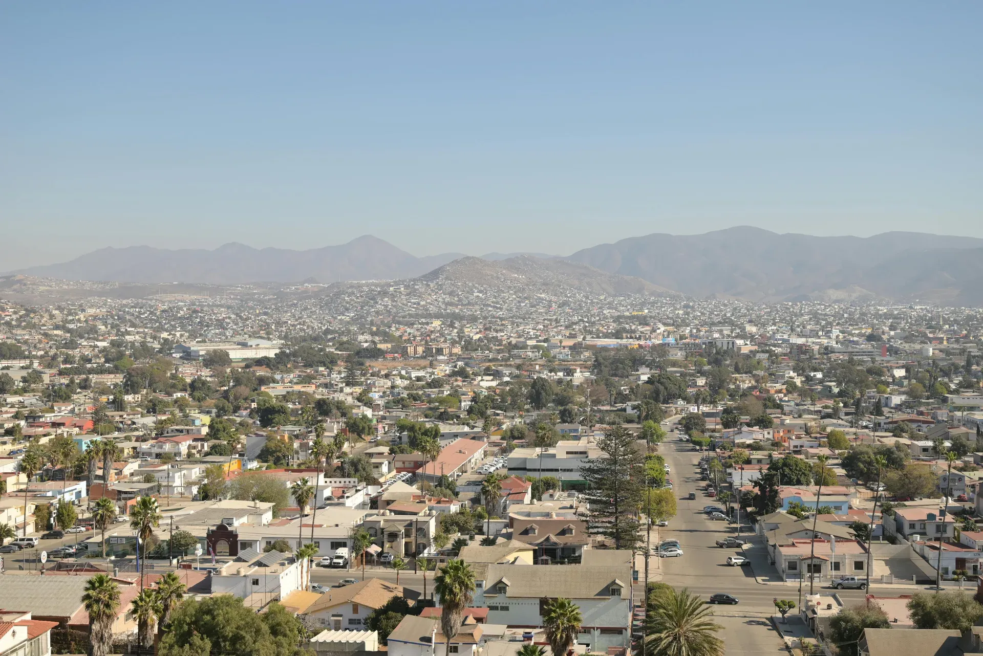 Vista panorámica de Ciudad Juárez con El Paso al fondo y montañas del desierto