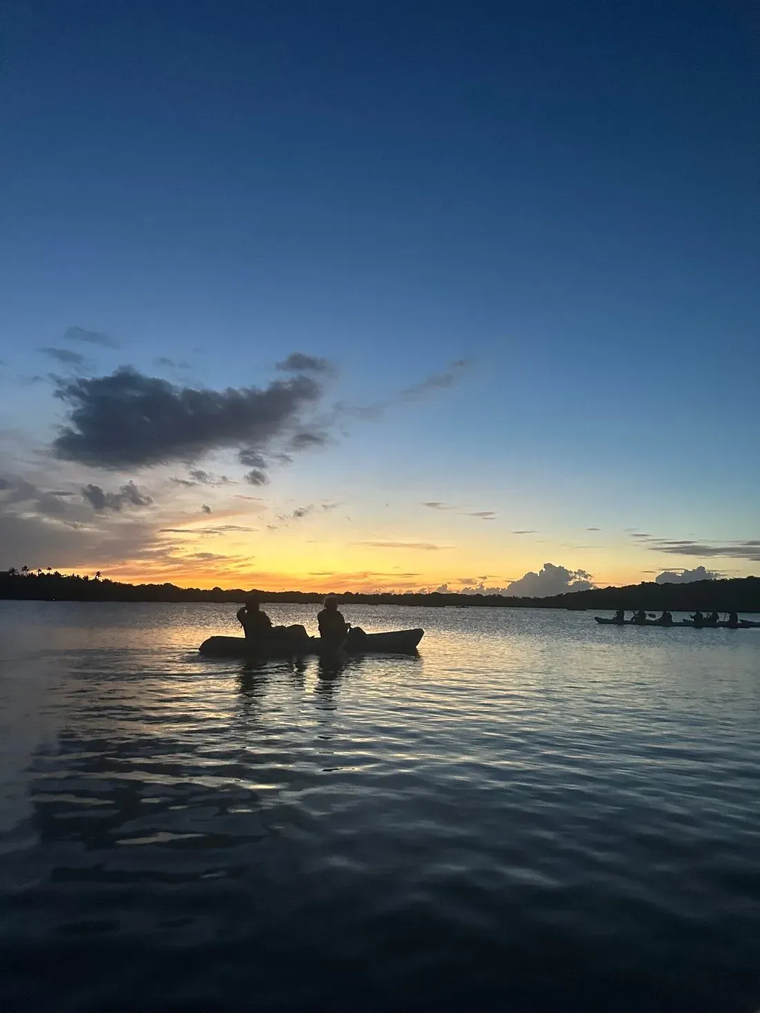 Kayak nocturno en la bahía de La Paz con el malecón iluminado