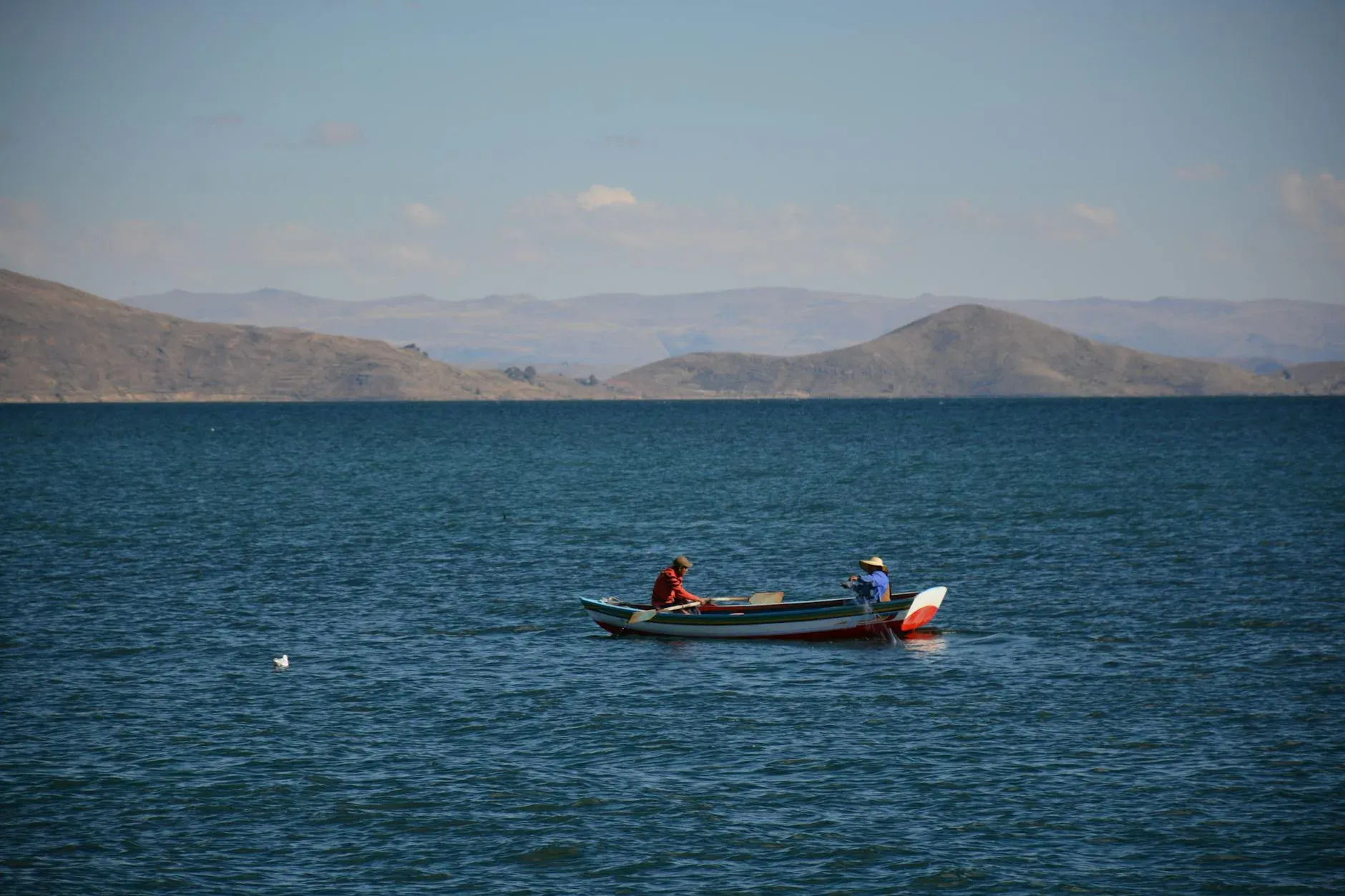 Bote tradicional de madera para avistamiento de ballenas
