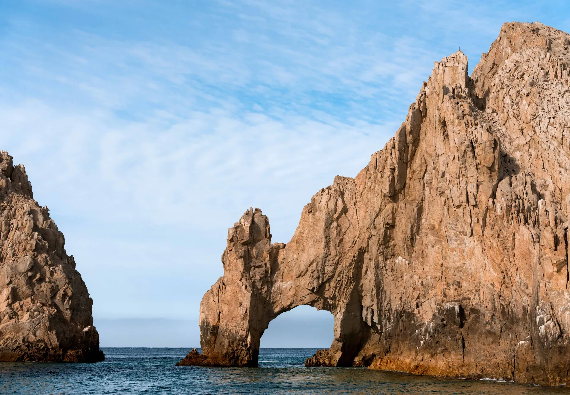 El Arco de Cabo San Lucas, formación rocosa icónica donde se encuentra el Pacífico con el Mar de Cortés
