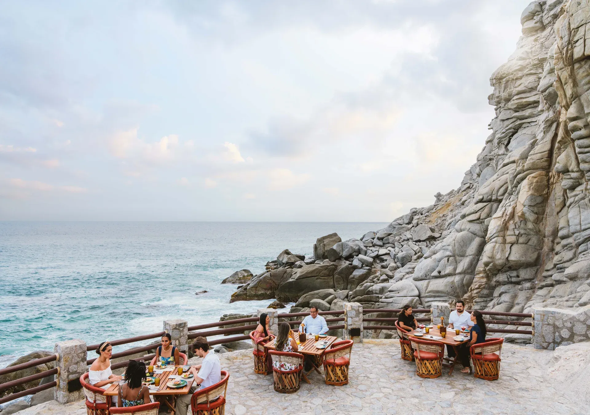 Mesas del restaurante El Farallón sobre acantilados con vista al Pacífico en Los Cabos