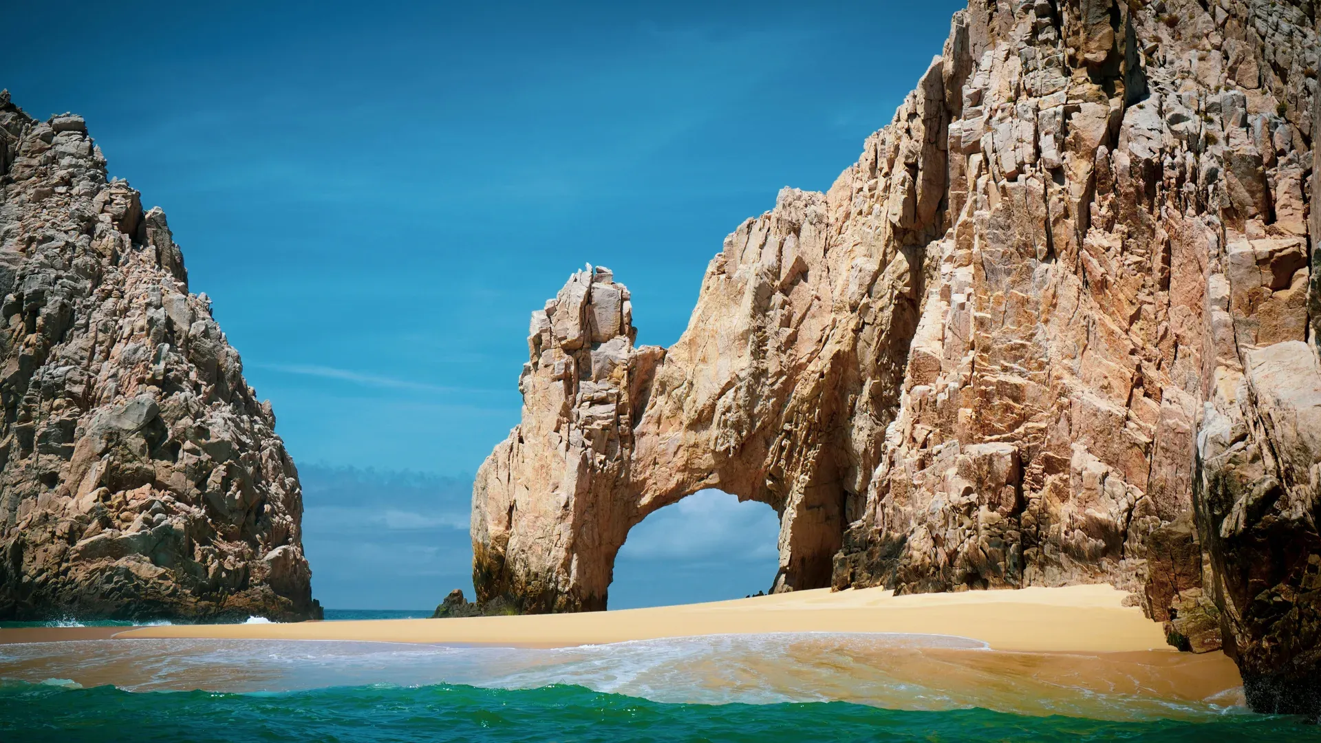 Playa del Amor con arena dorada junto al Arco de Cabo San Lucas, hábitat de lobos marinos