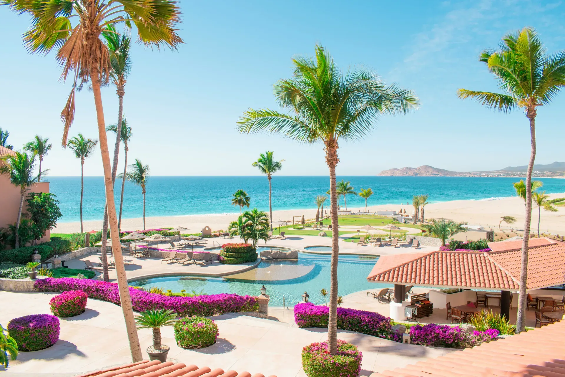 Resort de lujo frente al mar con piscina infinita y buganvilias en Los Cabos