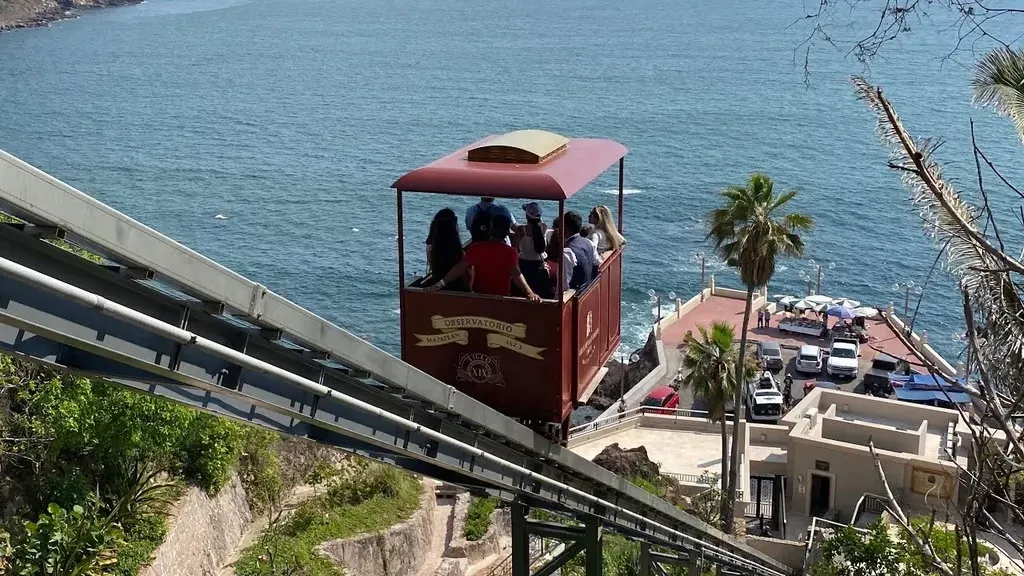 Funicular rojo del Observatorio 1873 subiendo el Cerro del Vigía con vista al Pacífico