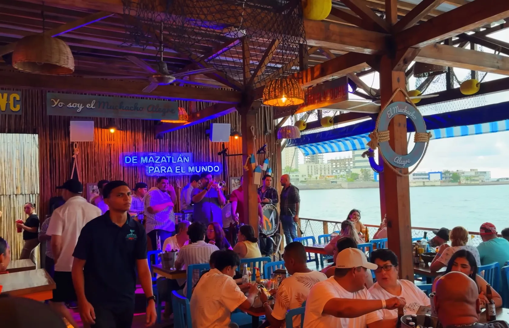 Foto de El Muchacho Alegre: mariscos con banda en vivo