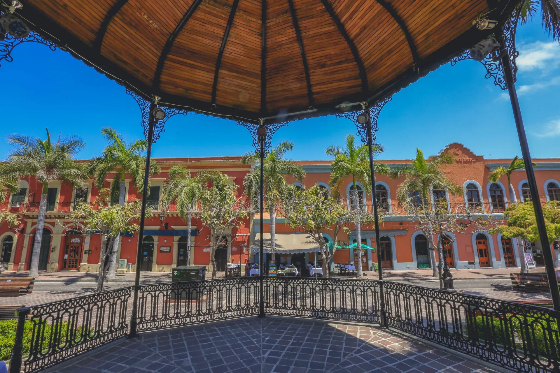 Vista desde el interior del kiosco de hierro forjado de la Plazuela Machado hacia los edificios coloniales