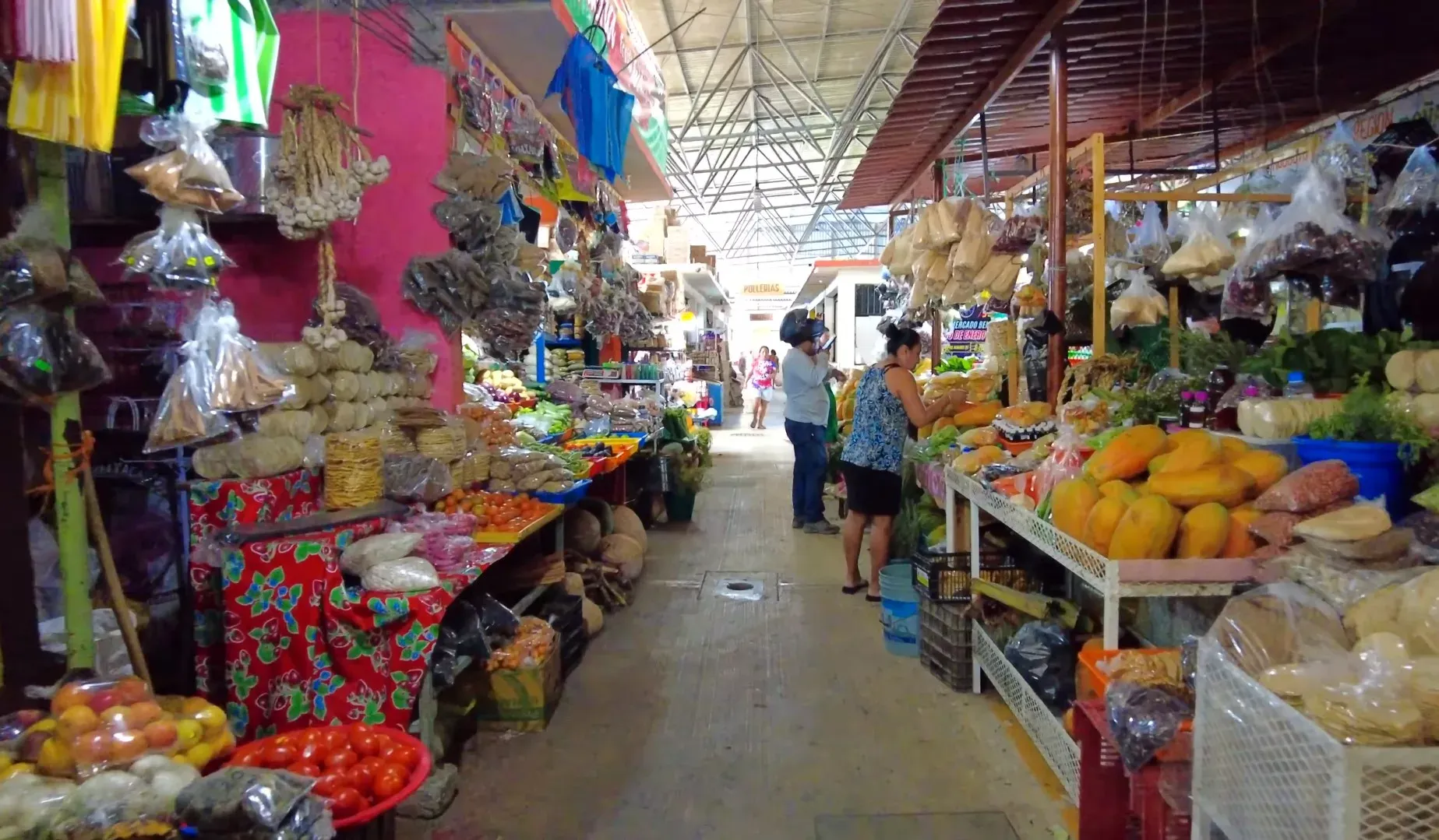 Interior del Mercado Benito Juárez con puestos de frutas y especias