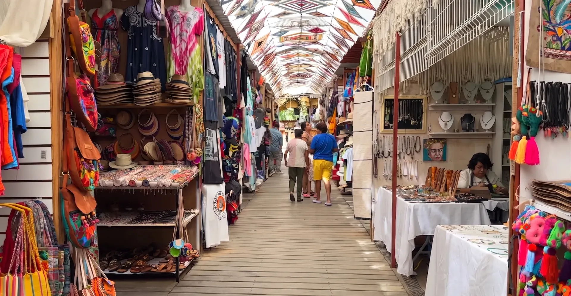 Pasillo del mercado artesanal de Todos Santos con puestos coloridos