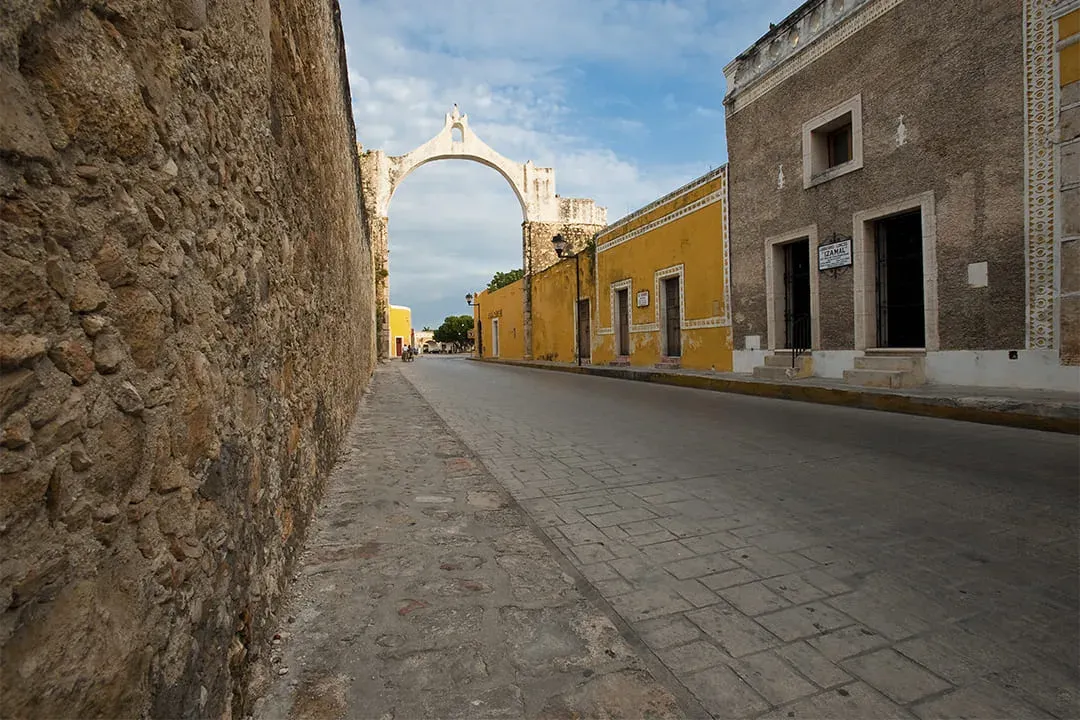 Arquitectura colonial yucateca en tonos amarillos