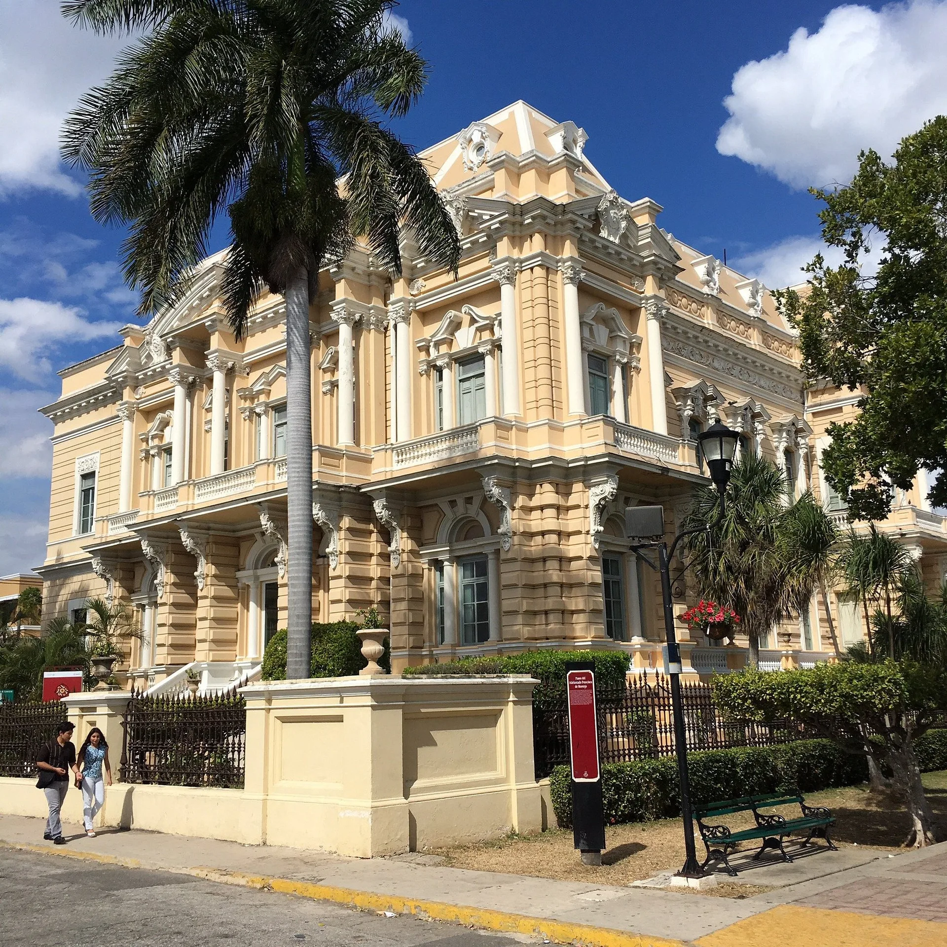 Recorrer el Centro Histórico y Paseo de Montejo