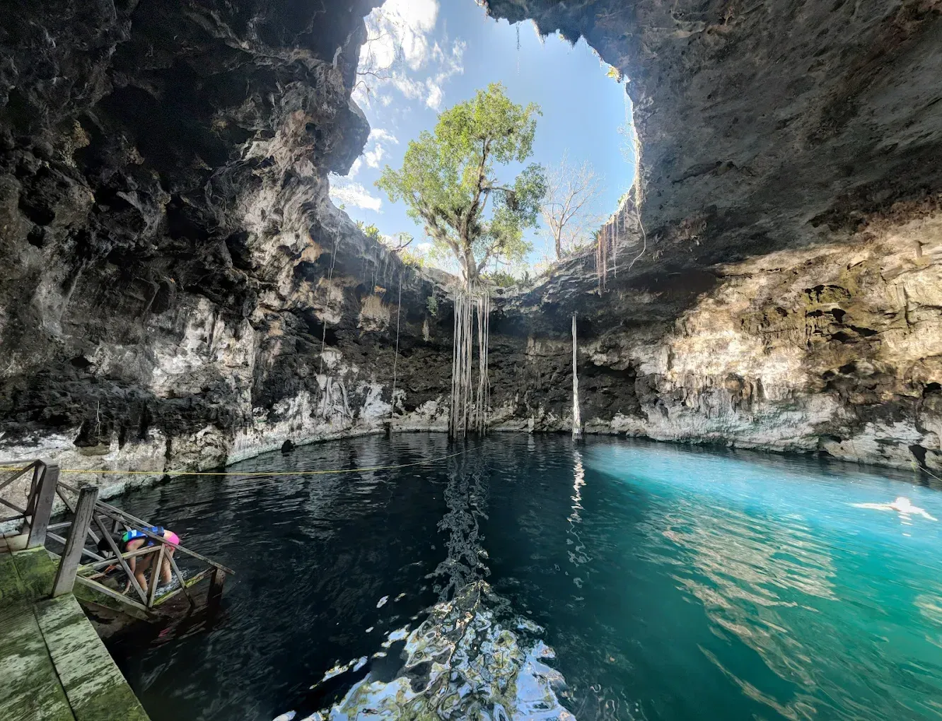 Aguas azules del Cenote Xlacah en Dzibilchaltún con peces