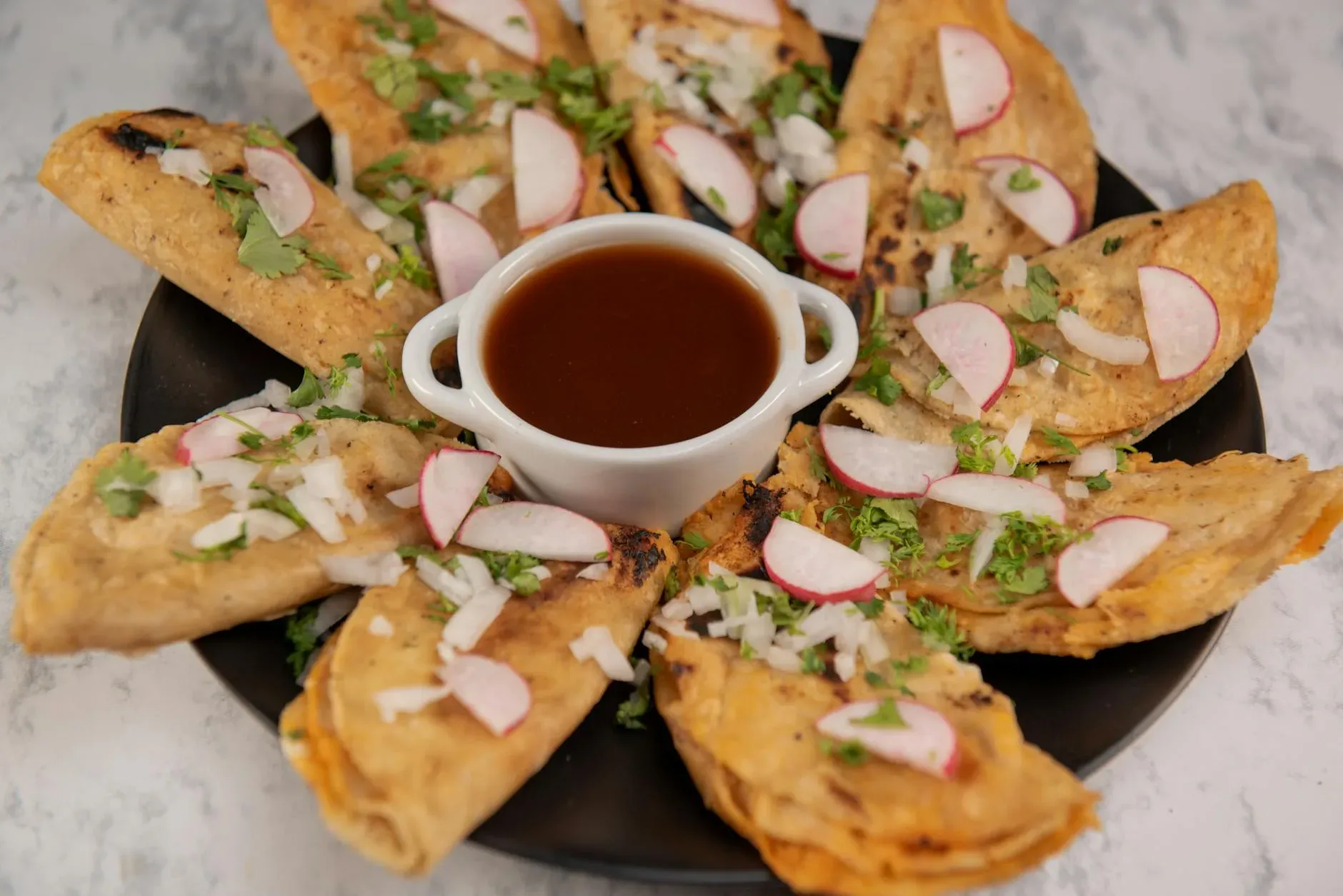 Cochinita pibil servida en plato tradicional yucateco