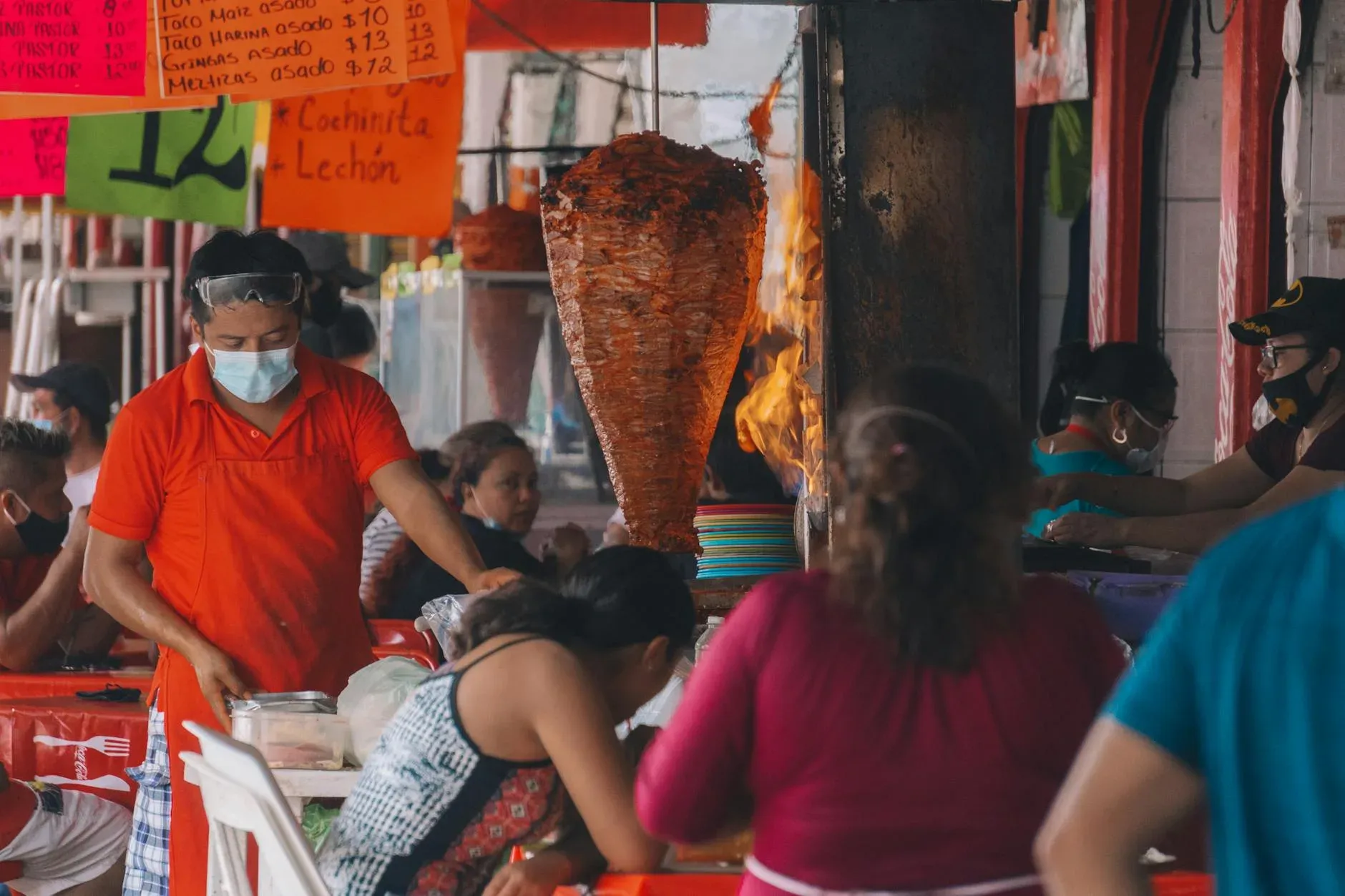 Cochinita en mercado tradicional con vendedor