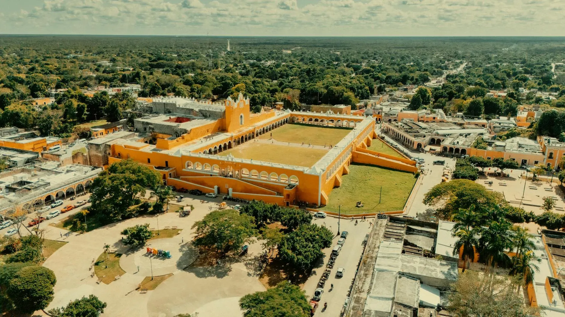 Pueblo mágico Izamal amarillo en vista aérea