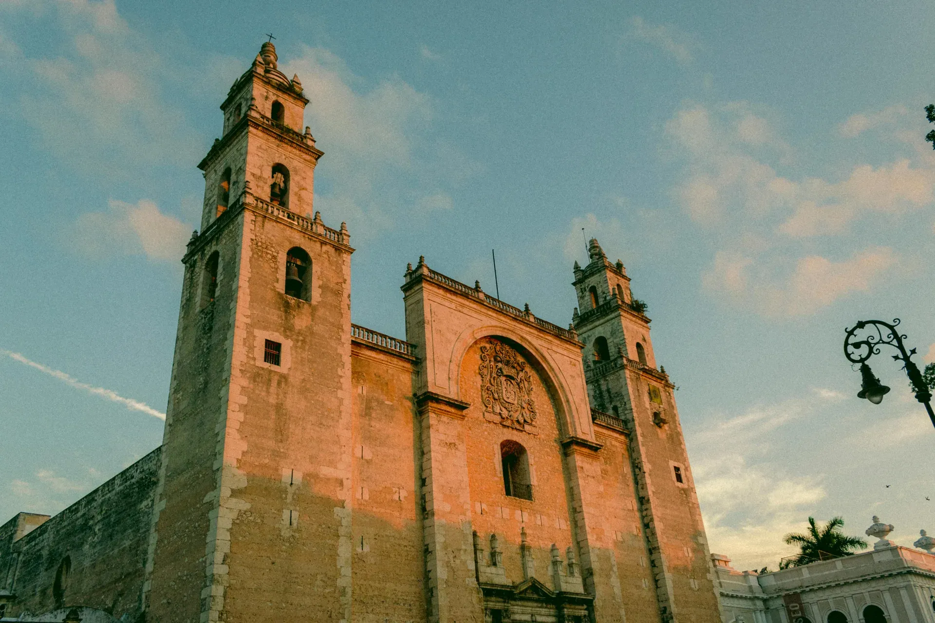 Catedral de Mérida en cantera rosa al atardecer con cielo despejado