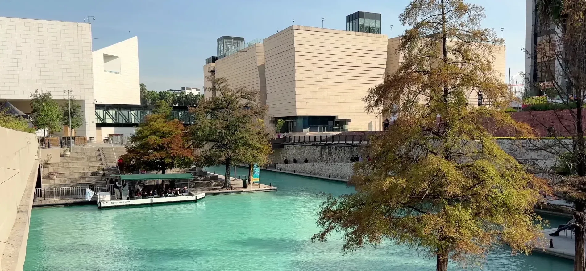 Canal turquesa del Paseo Santa Lucía con lancha junto al complejo de museos
