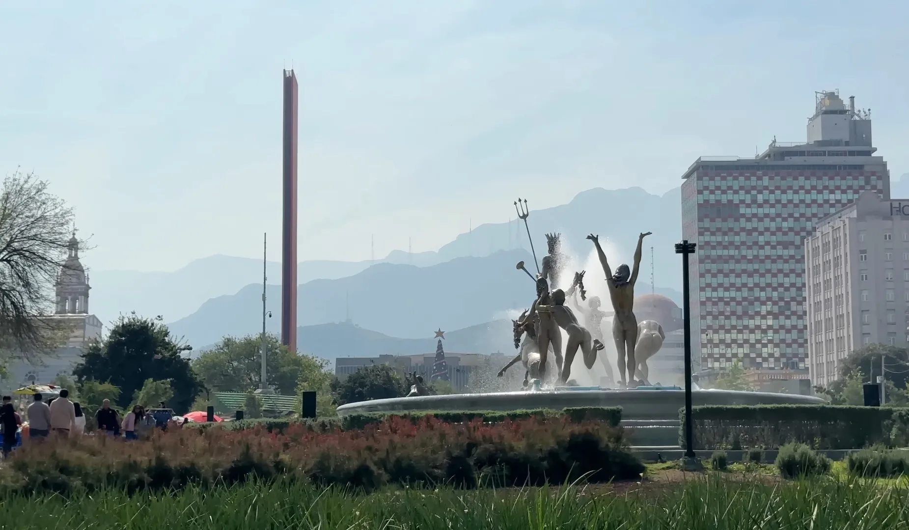 Recorrer la Macroplaza y el Barrio Antiguo