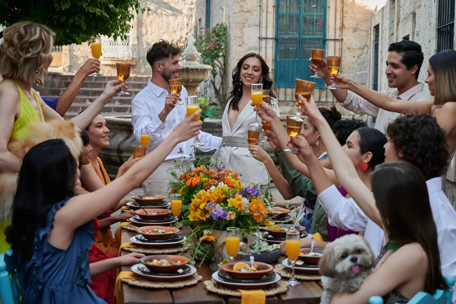 Celebración al aire libre en un patio colonial de Morelia